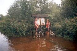 Vtipn umstn informan cedule cyklistick stezky Okolo Tebon. I kdy taky npor vody neustla a lehce odplula.