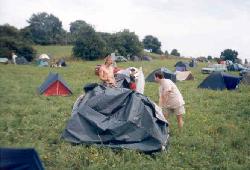 Mil chvle pekvapen: Manas prv objevil, e kousek od jeho stanu (je to ten erveno-modr za blm stanem nahoe vpravo) se objevila velk spousta znmch lidiek. I my z nj mli velkou radost.