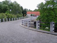 Most pes Kouimku se krsn stoil do eska a j zvidl to krsn schodit k domku u eky vpravo.
