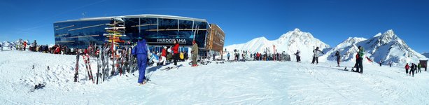 Konen Ischgl! V tomto ppad budova hotelu a lanovky Pardorama ve vce 2620m.